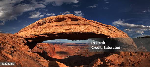 Panoramica Di Arco Mesa Al Tramonto - Fotografie stock e altre immagini di Ambientazione esterna - Ambientazione esterna, Arco Mesa, Arco naturale