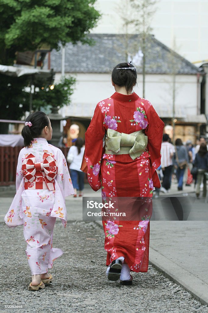 Madre e figlia in kimono - Foto stock royalty-free di Zoccoli giapponesi