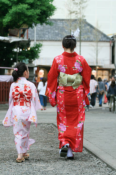 istock Mother and daughter in kimono 172252645