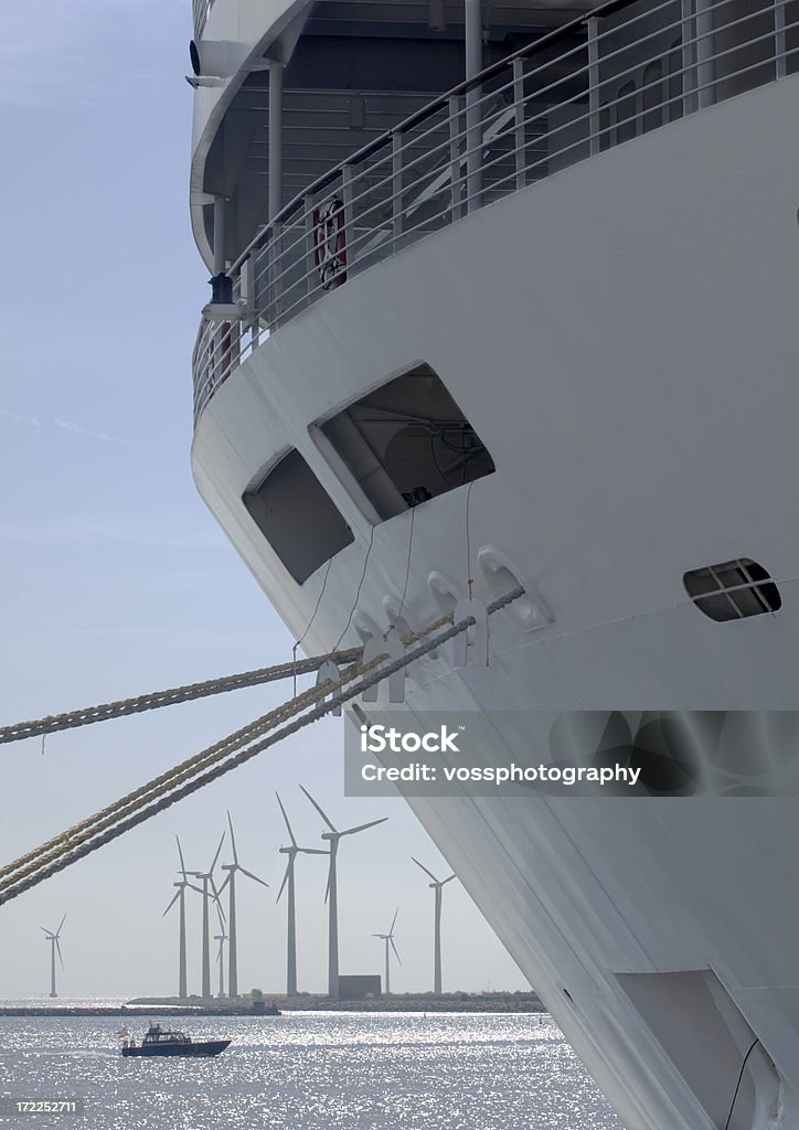 Cruiseship y molinos de viento - Foto de stock de Aerogenerador libre de derechos