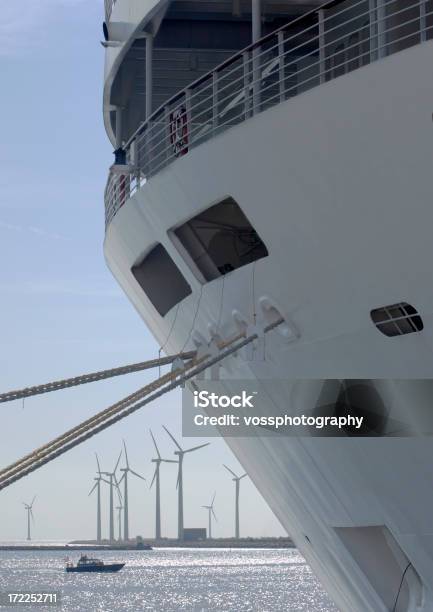 Cruiseship I Wiatraki - zdjęcia stockowe i więcej obrazów Statek pasażerski - Statek pasażerski, Turbina wiatrowa, Bez ludzi