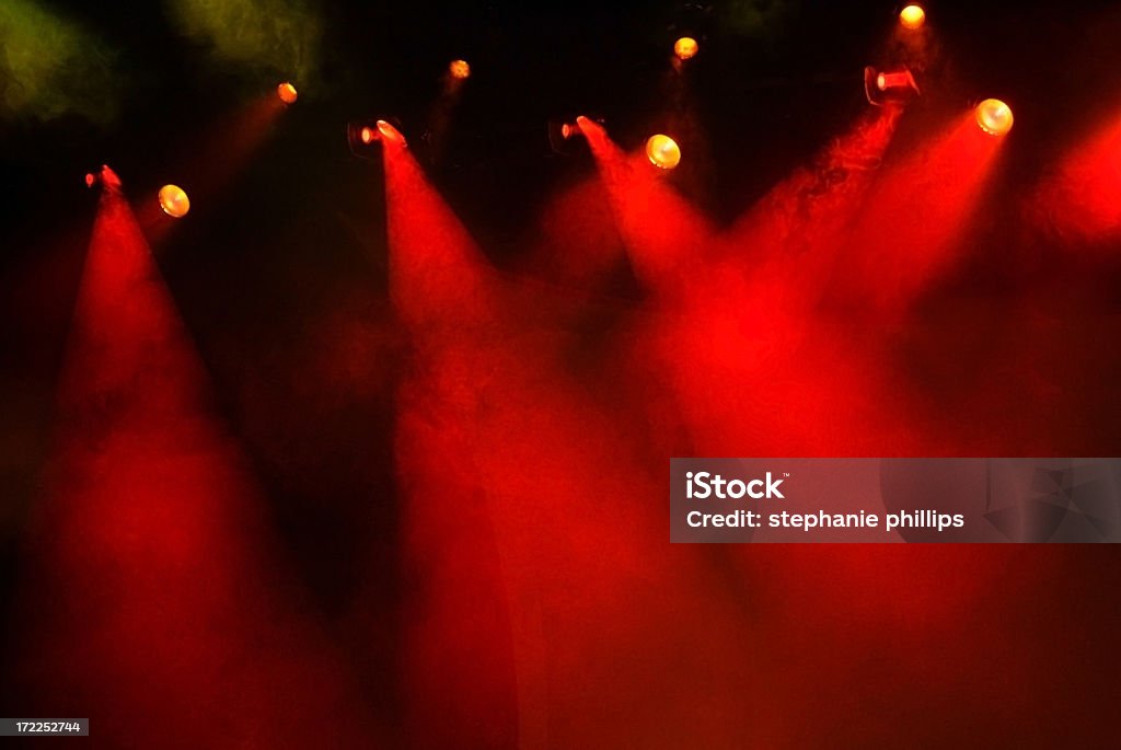 Numerosos con niebla roja, luces de escenario y un fondo oscuro - Foto de stock de Escenario libre de derechos
