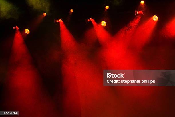 Numerosos Con Niebla Roja Luces De Escenario Y Un Fondo Oscuro Foto de stock y más banco de imágenes de Escenario
