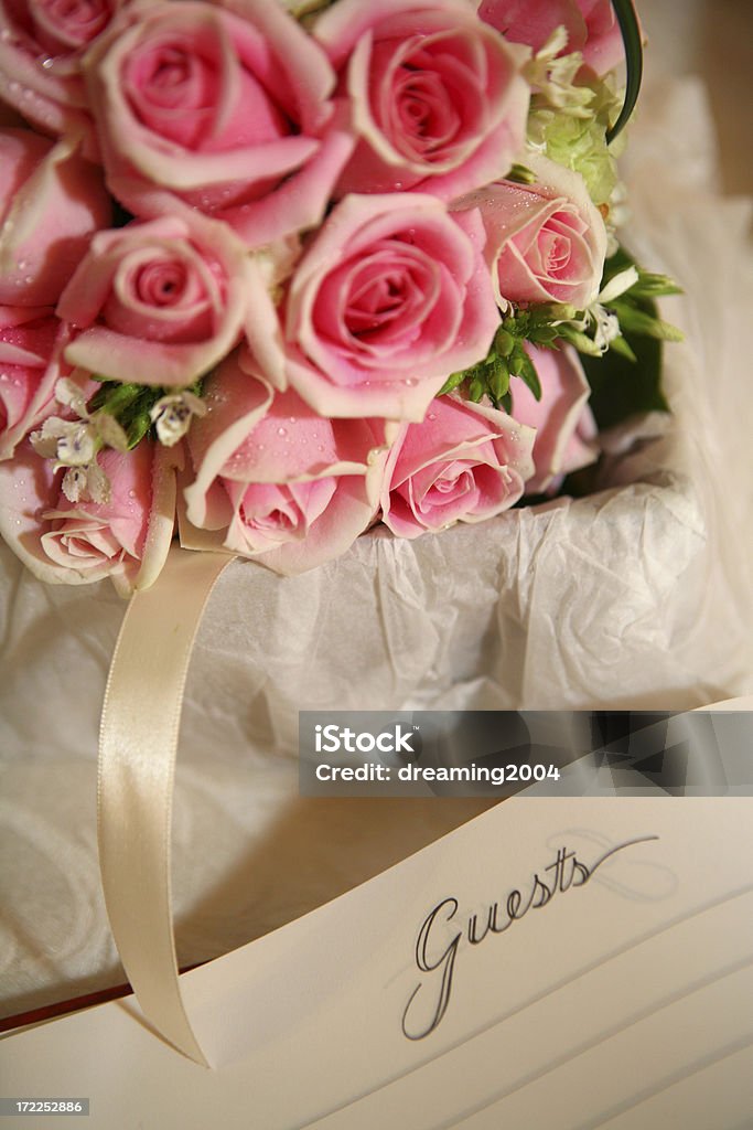 rose rose avec livre d'or - Photo de Bouquet formel libre de droits