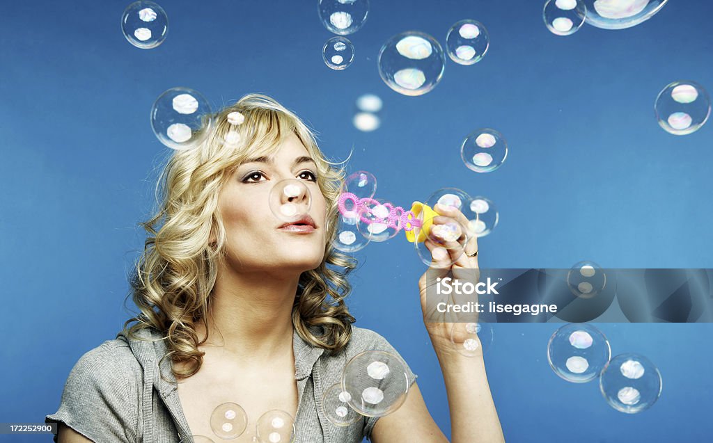 Mujer haciendo burbujas - Foto de stock de 20-24 años libre de derechos