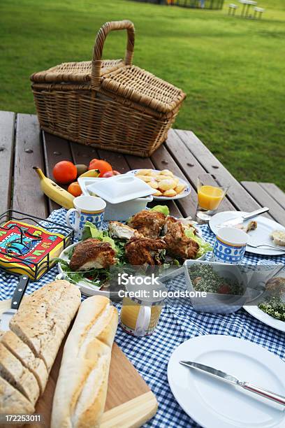 Piknik - zdjęcia stockowe i więcej obrazów Sałatka - Sałatka, Stół piknikowy, Tabbouleh