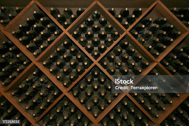 Stapel Von Hautalterung Wein Flaschen Stockfoto und mehr Bilder von Wein - Wein, Weinkeller, Weinflasche