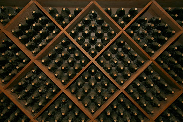 куча старых вина бутылки - wine wine bottle bottle wine rack стоковые фото и изображения