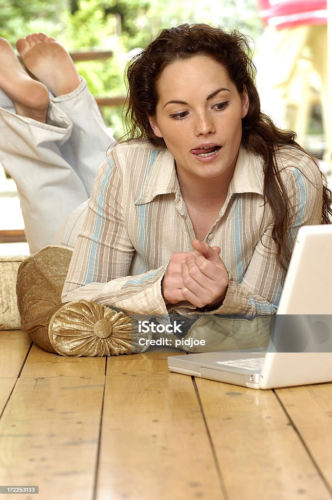 Женщина в пижамы с ноутбук - Стоковые фото Босиком роялти-фри