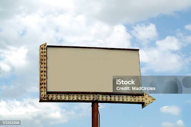 Billboard Z Oświetlone Strzałka - zdjęcia stockowe i więcej obrazów Billboard - Billboard, Chmura, Fotografika