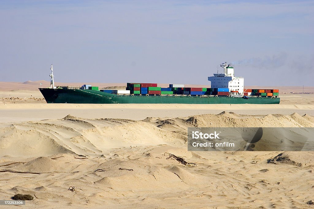 Buque de carga en el desierto - Foto de stock de Canal de Suez libre de derechos