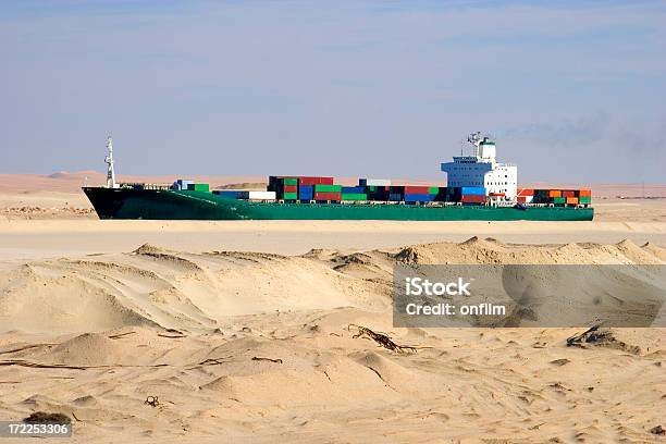 Buque De Carga En El Desierto Foto de stock y más banco de imágenes de Canal de Suez - Canal de Suez, Embarcación industrial, Ilusión óptica