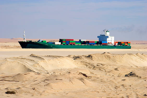 navio cargueiro no deserto - suez - fotografias e filmes do acervo