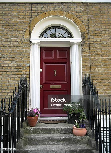 Photo libre de droit de Red Door banque d'images et plus d'images libres de droit de Seuil de la porte - Seuil de la porte, Maison mitoyenne, Porte d'entrée