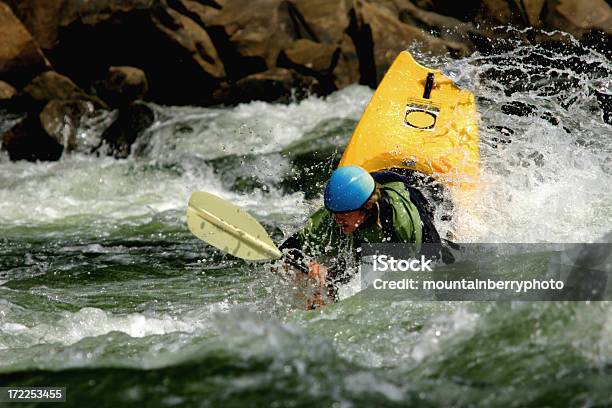 Kayak Foto de stock y más banco de imágenes de Personas - Personas, Aire libre, Accesorio de cabeza
