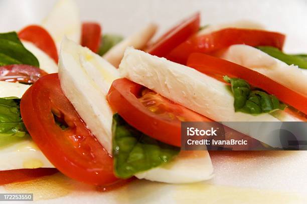 Insalata Ensalada Caprese Foto de stock y más banco de imágenes de Ensalada - Ensalada, Ensalada Caprese, Albahaca