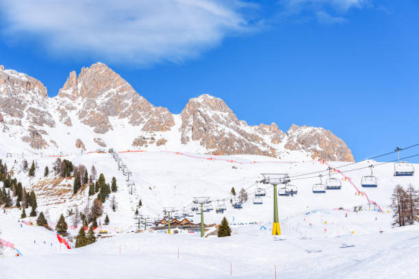 晴れた冬の日の山岳リゾートのチェアリフトとスキー場 - dolomites ski lift winter ski track ストックフォトと画像