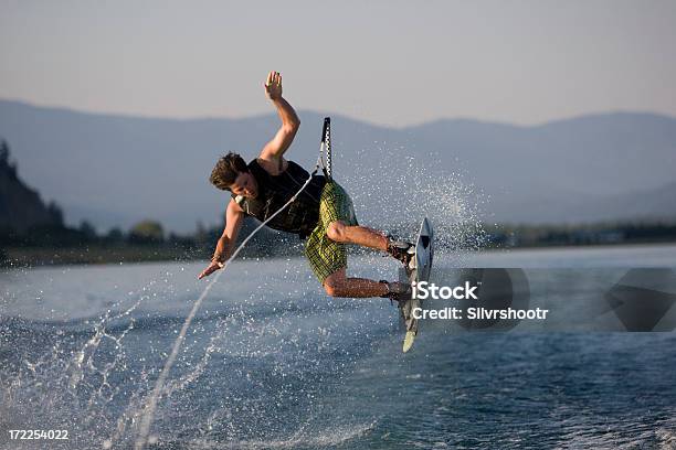 Wakeboarder Olvidarse Foto de stock y más banco de imágenes de Esquí acuático en tabla de surf - Esquí acuático en tabla de surf, Adulto, Adversidad