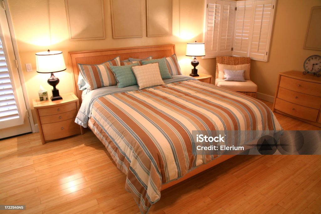 Interior de un dormitorio - Foto de stock de Cama libre de derechos
