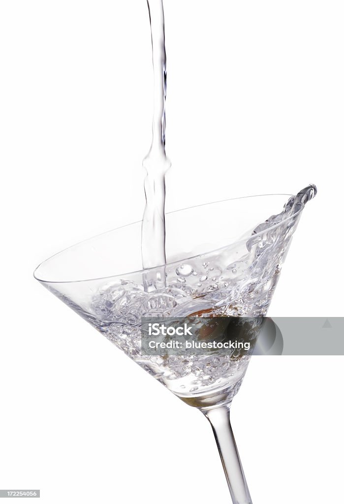 Коктейль Наливать в стакан с оливковый - Стоковые фото Алкоголь - напиток роялти-фри