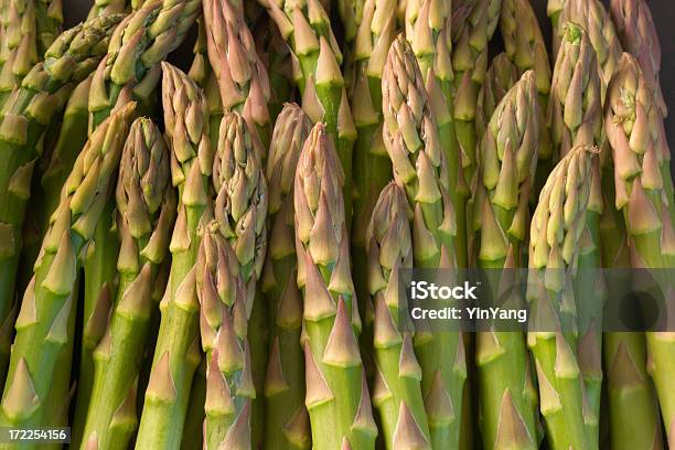 Foto de Aspargos Verdes Na Primavera De Legumes Closeup Textura De Padrão De Fundo e mais fotos de stock de Aspargo