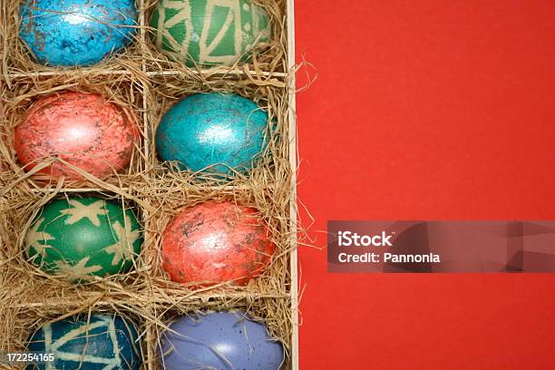 Huevos De Pascua En La Caja Con Hay 2 Foto de stock y más banco de imágenes de Arte y artesanía - Arte y artesanía, Artesanía, Celebración - Acontecimiento