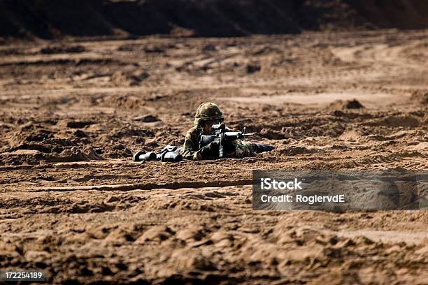 Soldier En El Desierto Foto de stock y más banco de imágenes de Adulto - Adulto, Aire libre, Arena