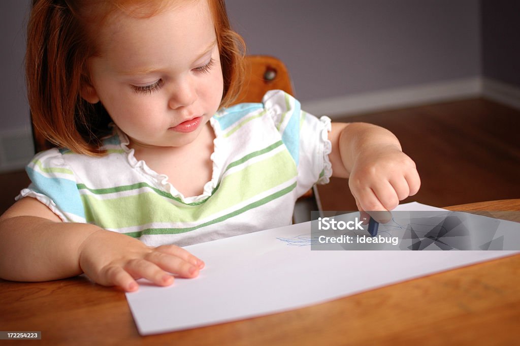 Niña para colorear con un escritorio de la escuela - Foto de stock de Lápiz de color libre de derechos