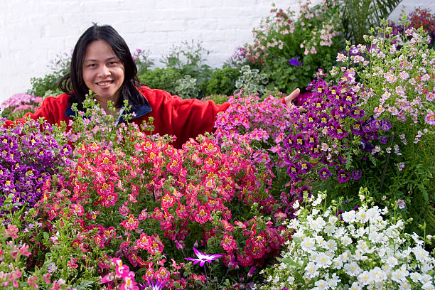 orgoglioso giardiniere con i fiori - people gardening cheshire england foto e immagini stock