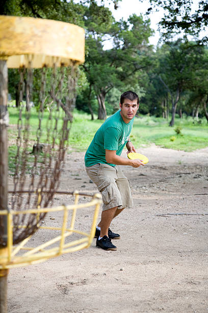 Homem jogando frisbee golfe - foto de acervo