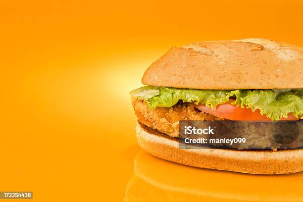 Hühnchensandwich Auf Orange Hintergrund Rechte Seite Stockfoto und mehr Bilder von Club-Sandwich