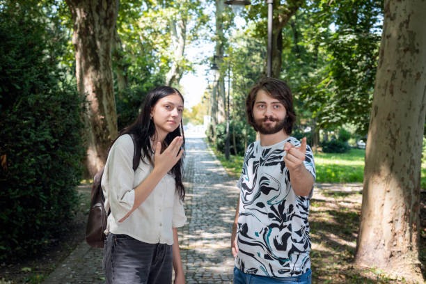 una joven pareja se comunica en lenguaje de señas - american sign language student learning real people fotografías e imágenes de stock