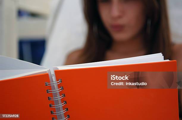 Foto de Leitura e mais fotos de stock de Estudante de Nível Superior - Estudante de Nível Superior, Livro, Revista - Publicação