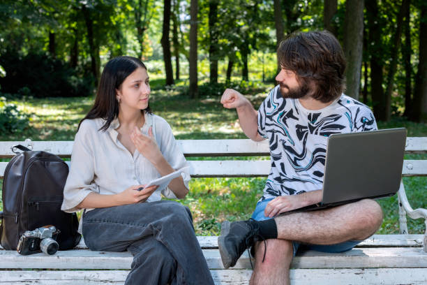 una joven pareja se comunica en lenguaje de señas - american sign language student learning real people fotografías e imágenes de stock