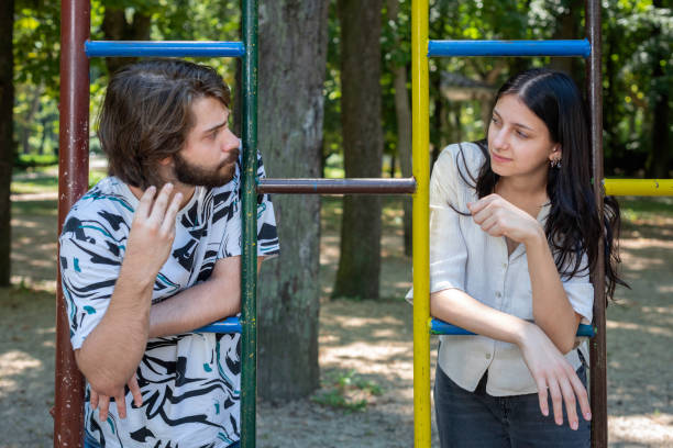 una joven pareja se comunica en lenguaje de señas - american sign language student learning real people fotografías e imágenes de stock