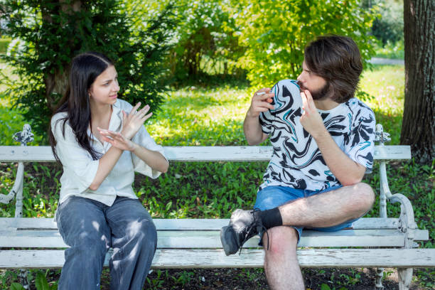 una joven pareja se comunica en lenguaje de señas - american sign language student learning real people fotografías e imágenes de stock