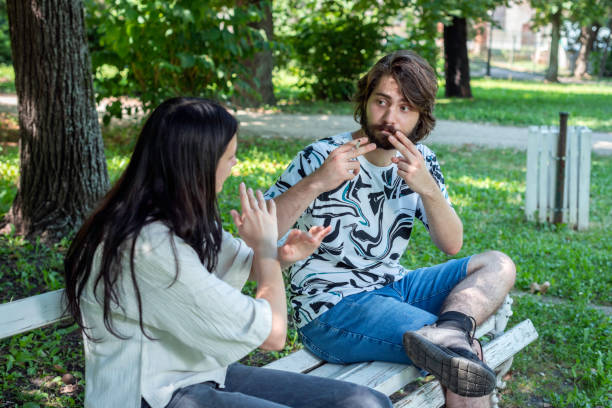 una joven pareja se comunica en lenguaje de señas - american sign language student learning real people fotografías e imágenes de stock