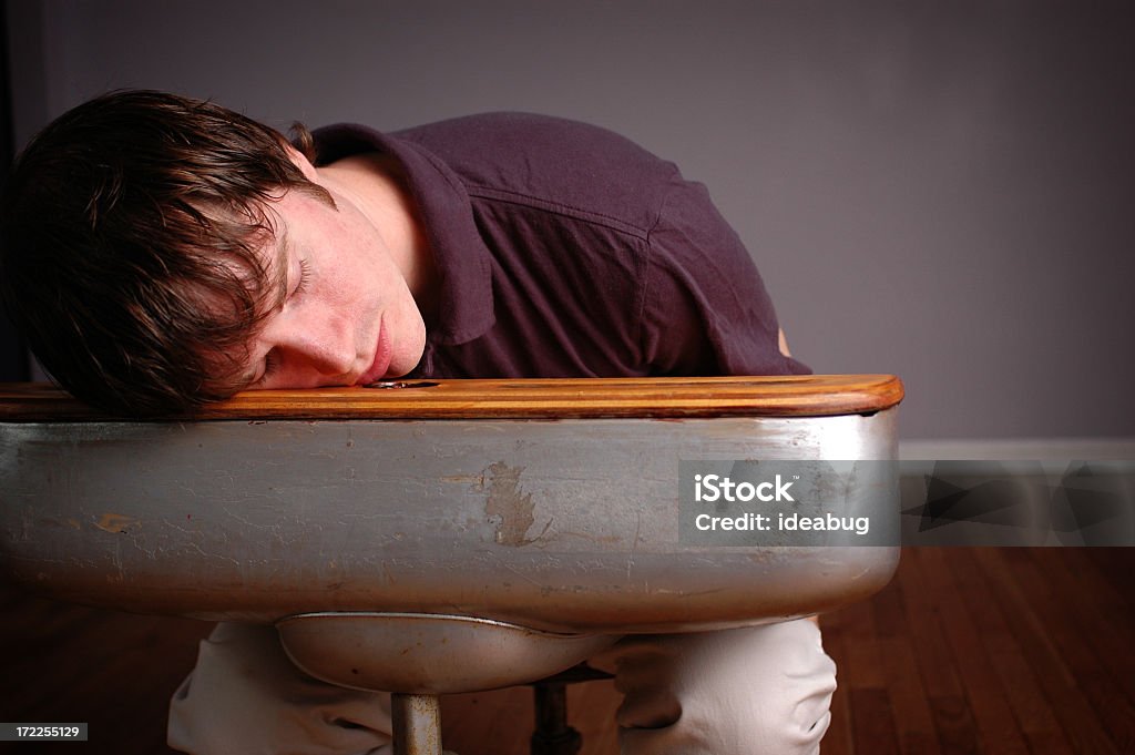 Jovem estudante dormir em Old School mesa - Foto de stock de 20 Anos royalty-free