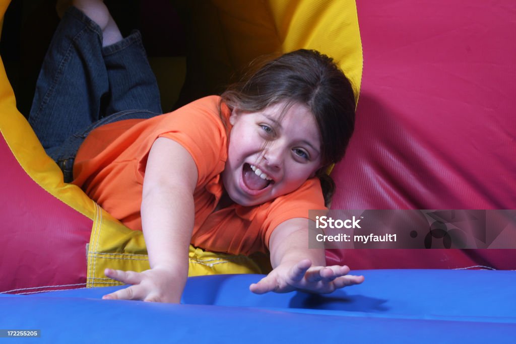 Menina de salto inflável - Foto de stock de Amarelo royalty-free