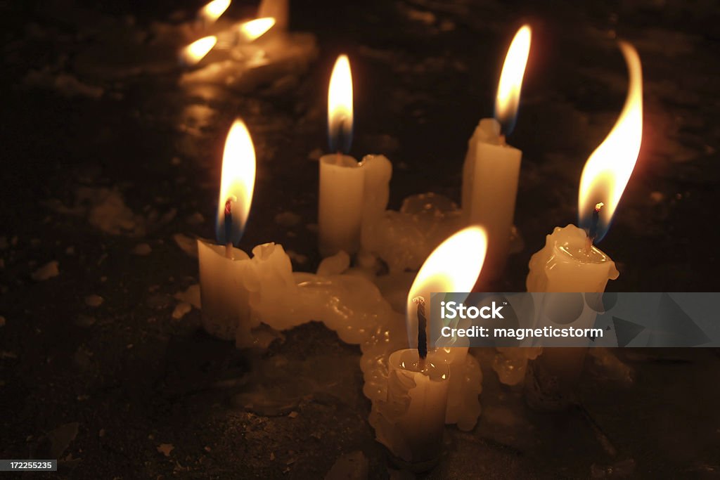 Gruppo di cinque illuminazione candele in un ambiente buio - Foto stock royalty-free di Bruciare