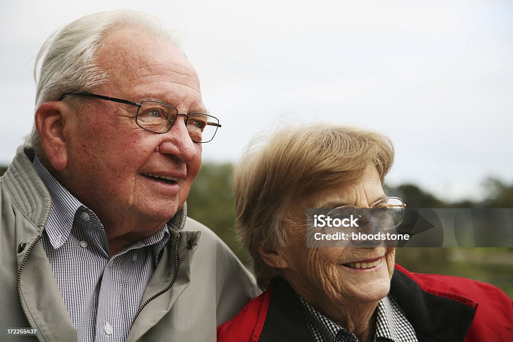 Heureux couple Senior portant Lunettes de vue - Photo de 65-69 ans libre de droits