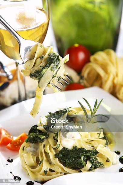 Tagliatelle Con Spinaci - Fotografie stock e altre immagini di Alimentazione sana - Alimentazione sana, Ambientazione interna, Basilico