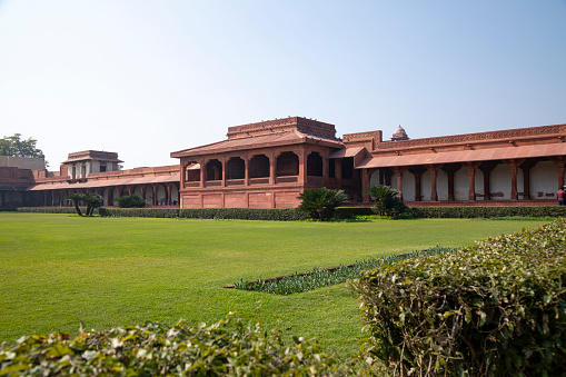 Fatehpur Sikri, located in the Agra District of Uttar Pradesh, India, is a well-preserved example of Mughal architecture. Established by Emperor Akbar in 1571, the city served as the Mughal Empire's capital for a brief period. Key architectural features include the Buland Darwaza, a grand gateway standing at 54 metres, and the Tomb of Salim Chishti, renowned for its intricate marble lattice work. This UNESCO World Heritage site offers insights into the political, cultural, and aesthetic sensibilities of the Mughal era.