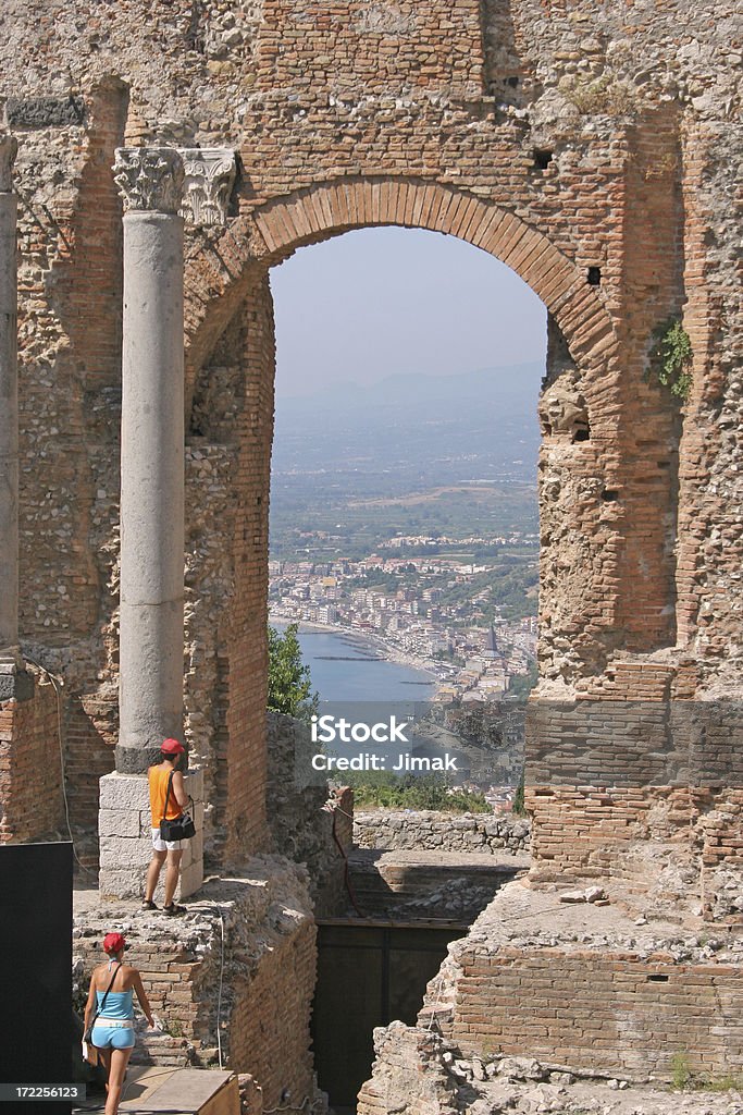 Teatro italiano Grecco con personas, Italia - Foto de stock de Taormina libre de derechos