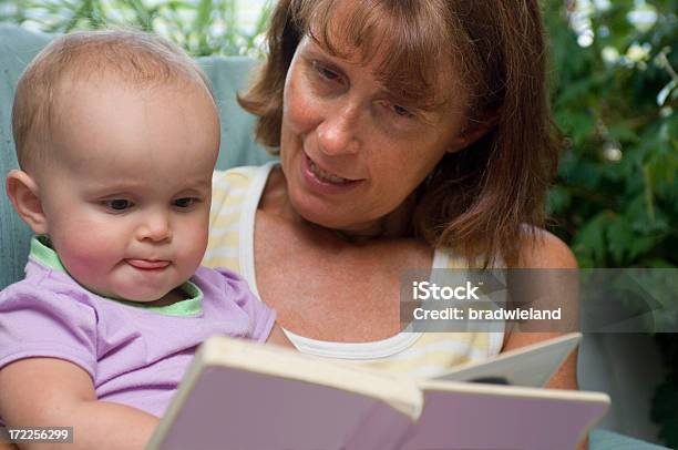 Großmutter Und Enkelin Lesen Stockfoto und mehr Bilder von 12-17 Monate - 12-17 Monate, Aktiver Senior, Alter Erwachsener