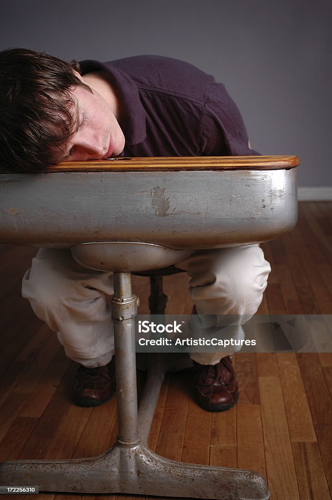 Młody mężczyzna Student spanie w stary Szkoła biurko - Zbiór zdjęć royalty-free (20-29 lat)