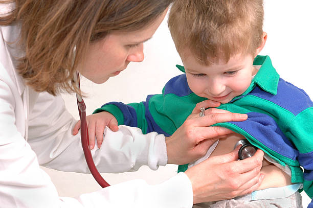 checkup médico com menino - stethoscope human hand doctor handcarves - fotografias e filmes do acervo