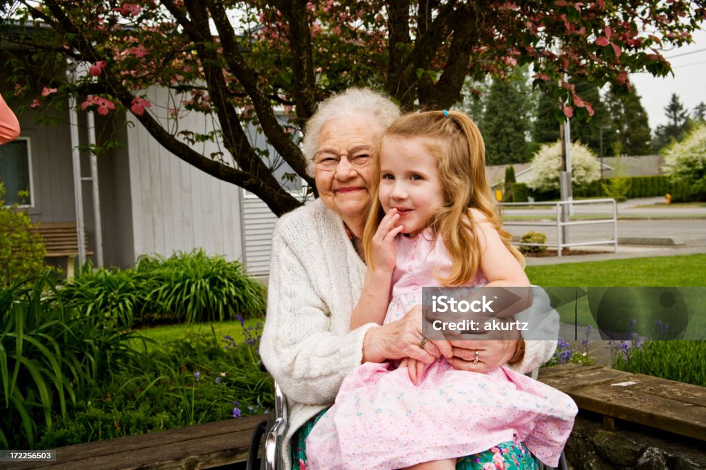 Une Mamie le 90e anniversaire&nbsp;! - Photo de Chaise roulante libre de droits