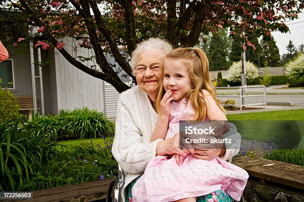 Photo libre de droit de Une Mamie Le 90e Anniversairenbsp banque d'images et plus d'images libres de droit de Chaise roulante - Chaise roulante, Grand-mère, Arrière petite-fille