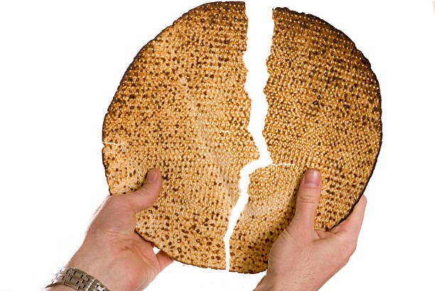 matza del séder - passover matzo bread breaking fotografías e imágenes de stock